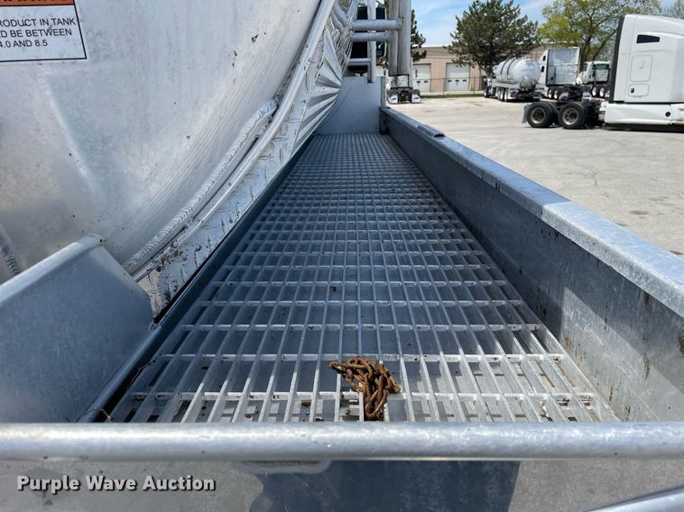 image for item LJ9653 2016 International 7600  vacuum truck