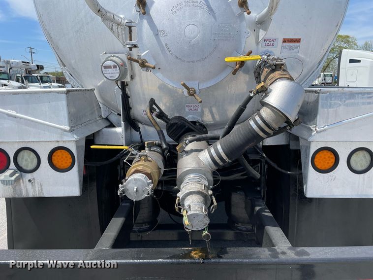 image for item LJ9653 2016 International 7600  vacuum truck