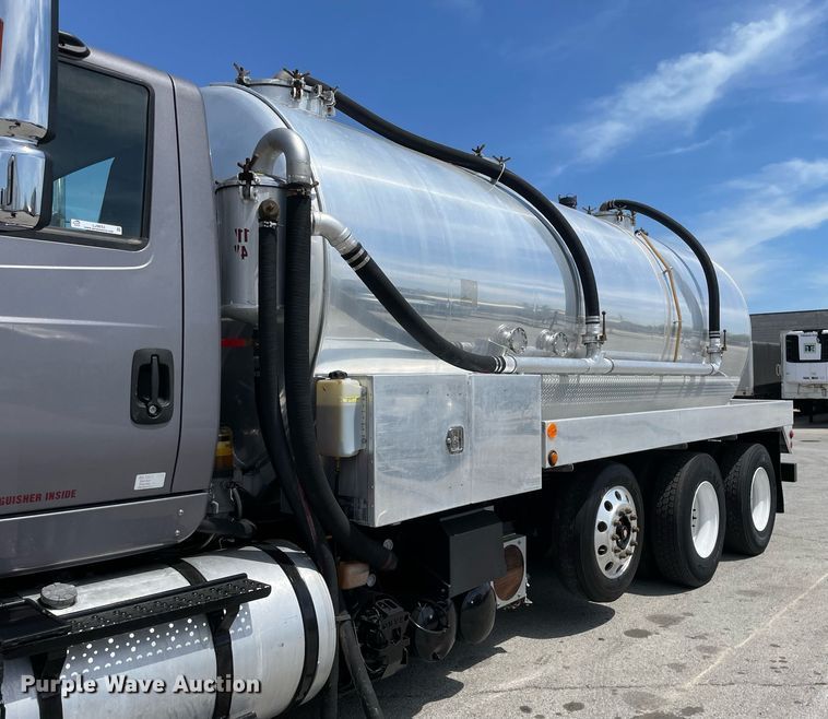 image for item LJ9653 2016 International 7600  vacuum truck