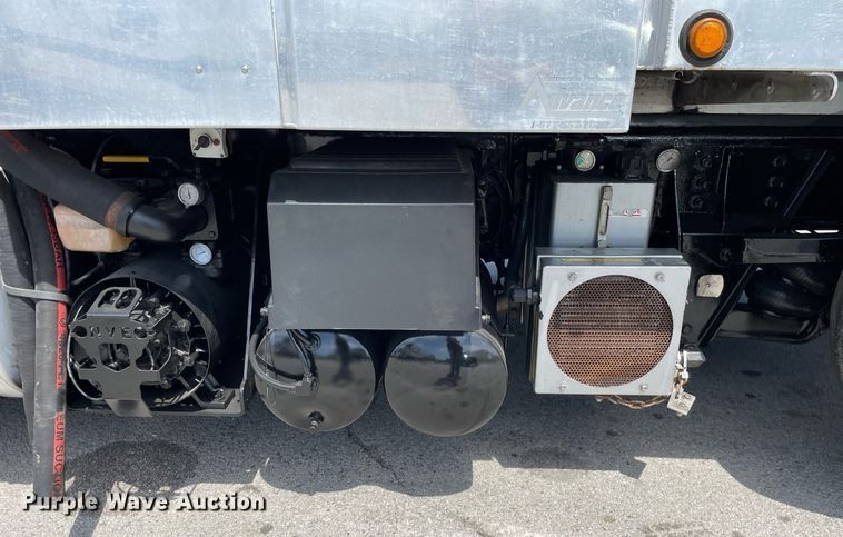 image for item LJ9653 2016 International 7600  vacuum truck