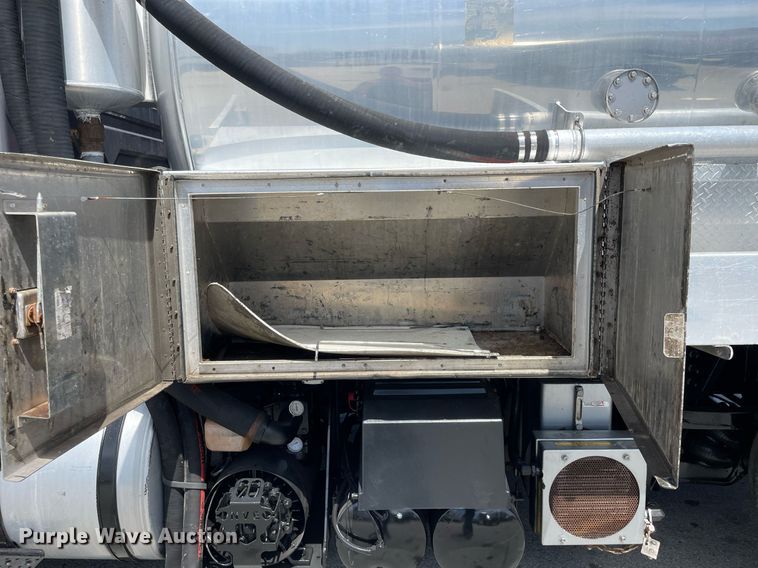 image for item LJ9653 2016 International 7600  vacuum truck