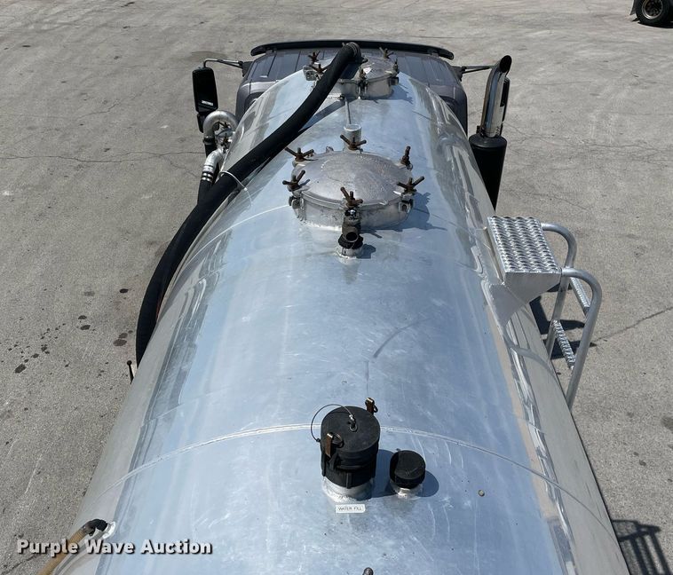 image for item LJ9653 2016 International 7600  vacuum truck