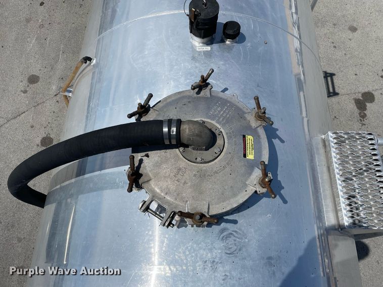 image for item LJ9653 2016 International 7600  vacuum truck