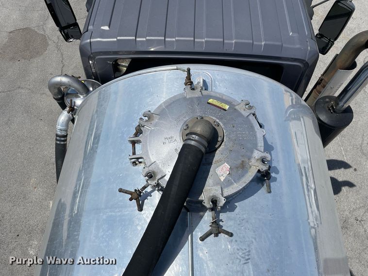 image for item LJ9653 2016 International 7600  vacuum truck