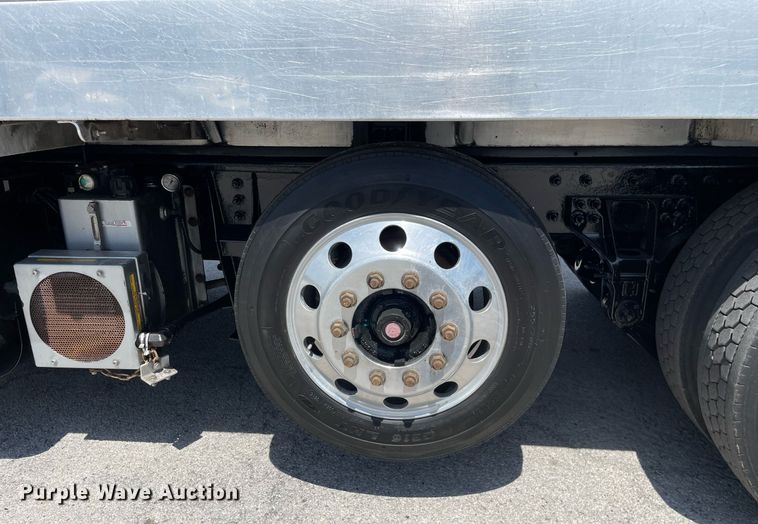 image for item LJ9653 2016 International 7600  vacuum truck