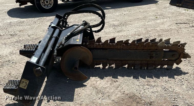 image for item LJ9667 2004 Caterpillar T9B  skid steer trencher