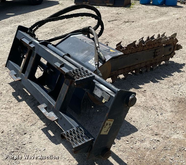 image for item LJ9667 2004 Caterpillar T9B  skid steer trencher