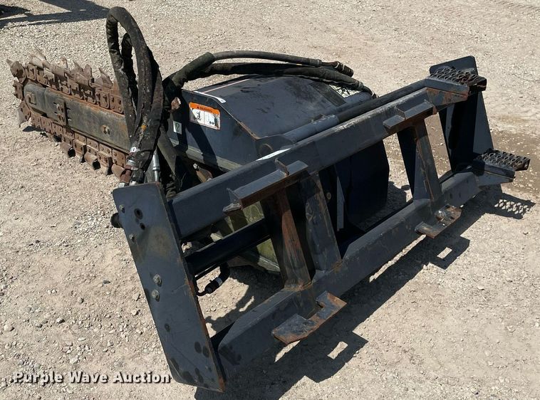 image for item LJ9667 2004 Caterpillar T9B  skid steer trencher