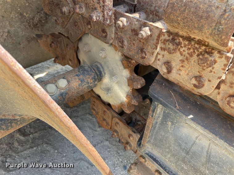 image for item LJ9667 2004 Caterpillar T9B  skid steer trencher