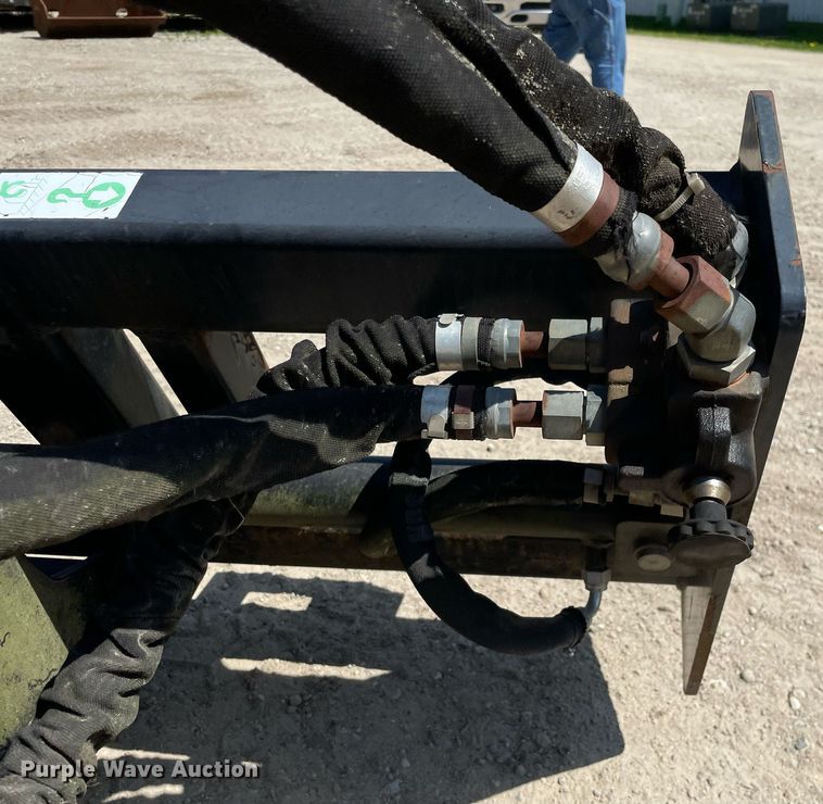 image for item LJ9667 2004 Caterpillar T9B  skid steer trencher