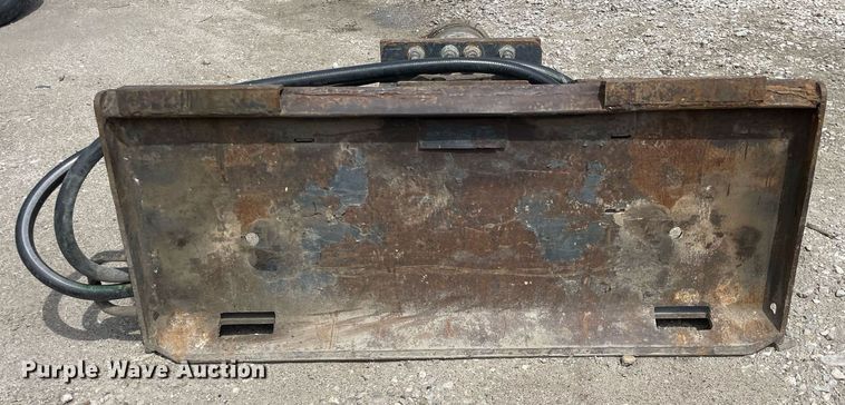 image for item LJ9672 Bobcat HB980  skid steer breaker