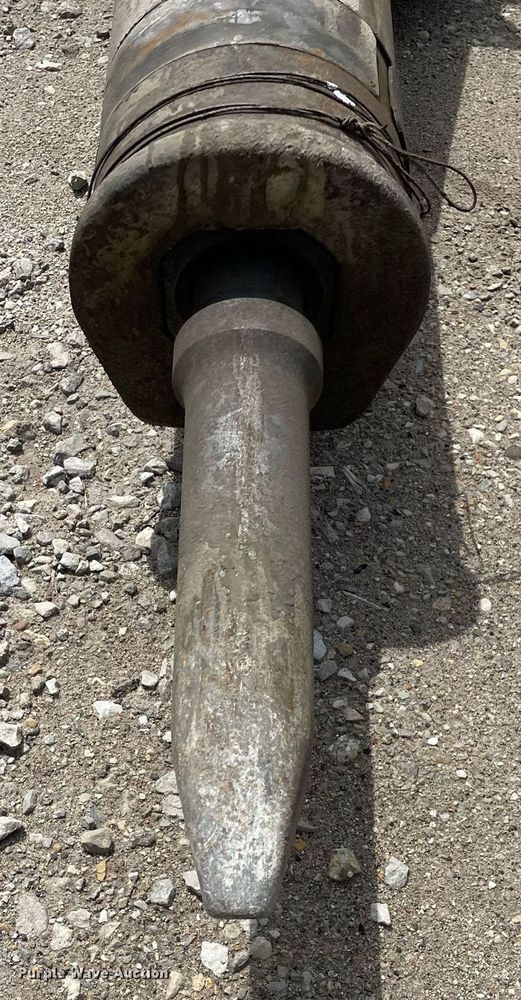 image for item LJ9672 Bobcat HB980  skid steer breaker