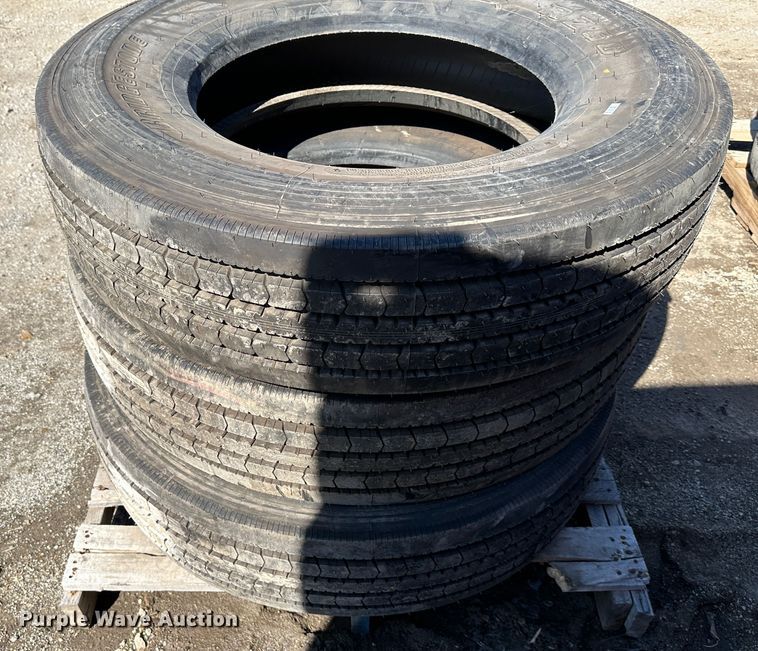 image for item LN9132 (3) 295/75R22.5 Bridgestone tires