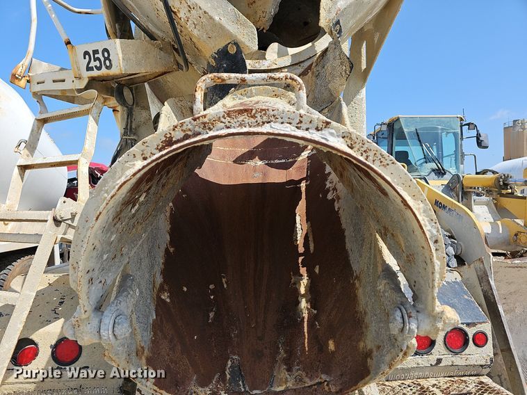 image for item LW9565 2005 Sterling L-Line  ready mix truck