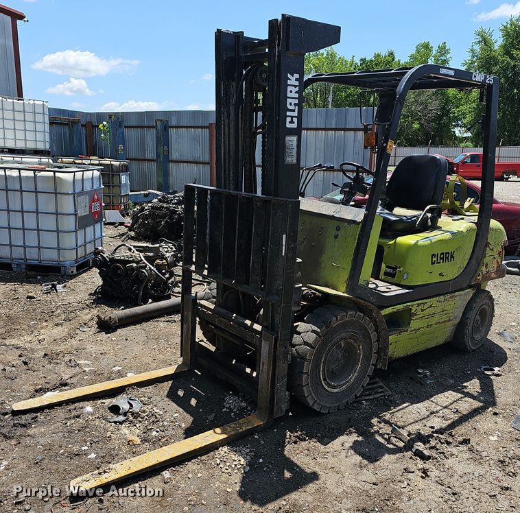 image for item LW9611 Clark CMP25  forklift