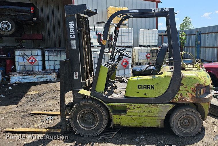 image for item LW9611 Clark CMP25  forklift