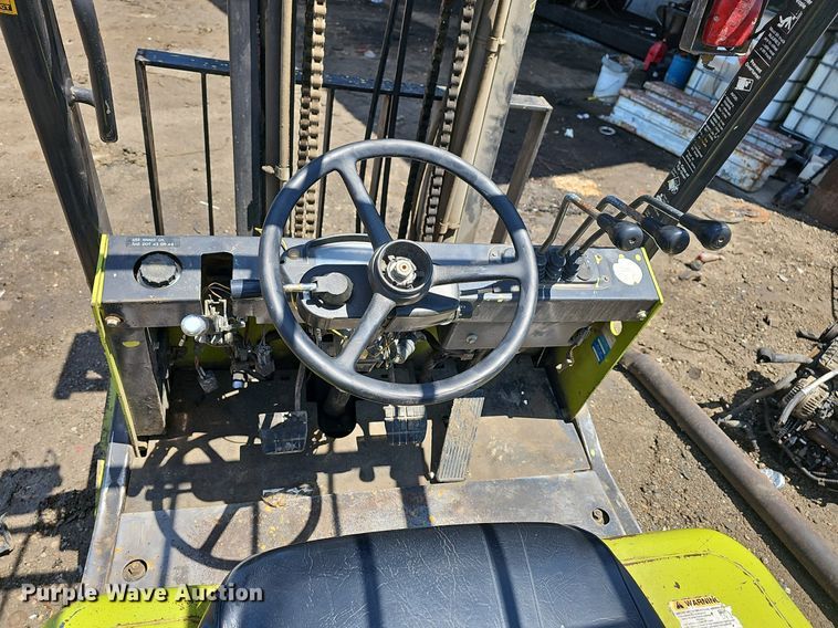 image for item LW9611 Clark CMP25  forklift