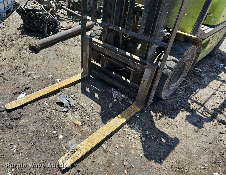 image for item LW9611 Clark CMP25  forklift