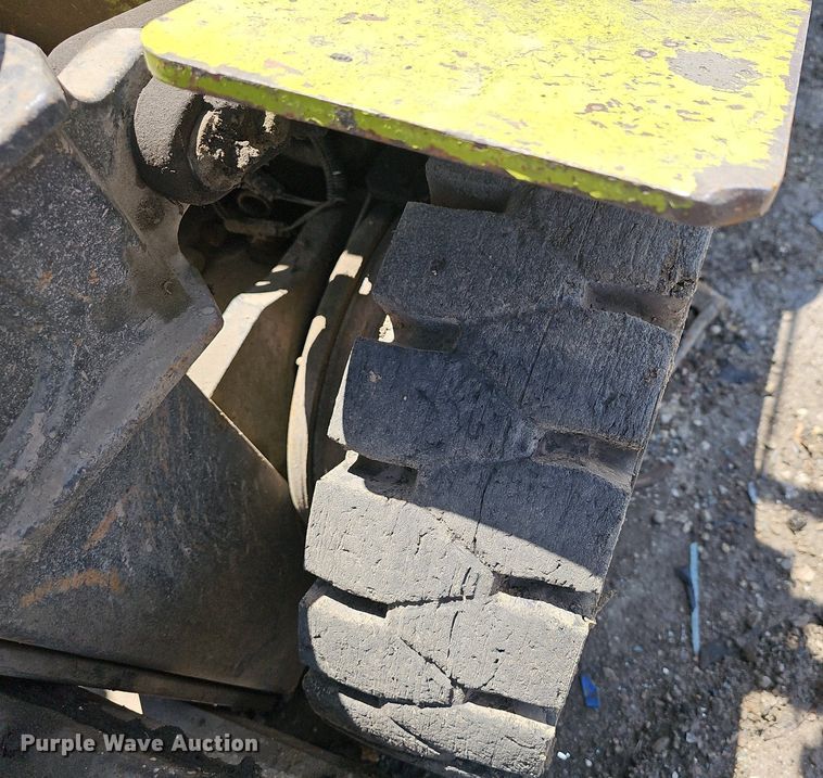 image for item LW9611 Clark CMP25  forklift