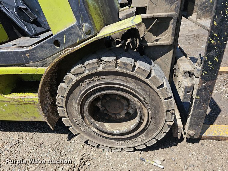 image for item LW9611 Clark CMP25  forklift