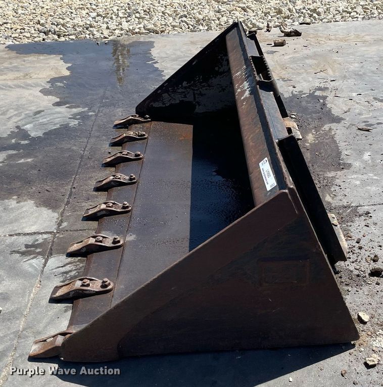 image for item LY9583 Caterpillar  67"W skid steer bucket