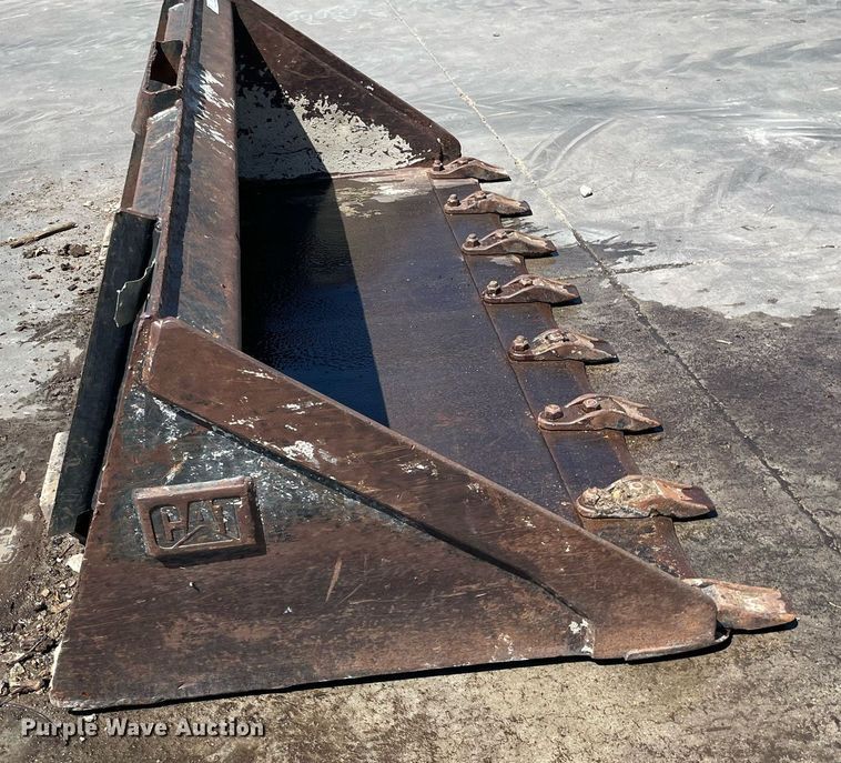 image for item LY9583 Caterpillar  67"W skid steer bucket