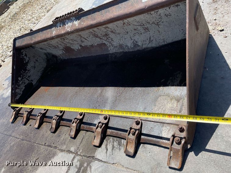 image for item LY9583 Caterpillar  67"W skid steer bucket