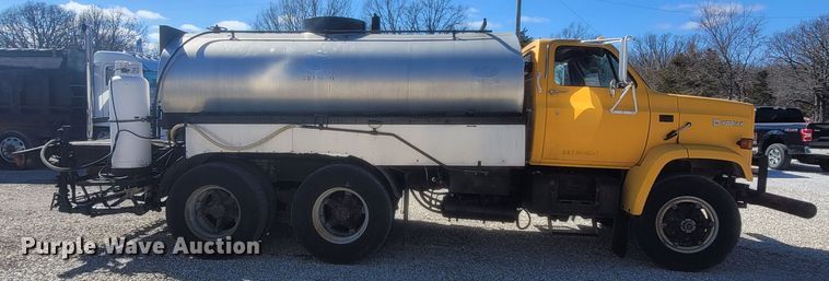 image for item MB9864 1989 Chevrolet Kodiak C70  oil distributor truck