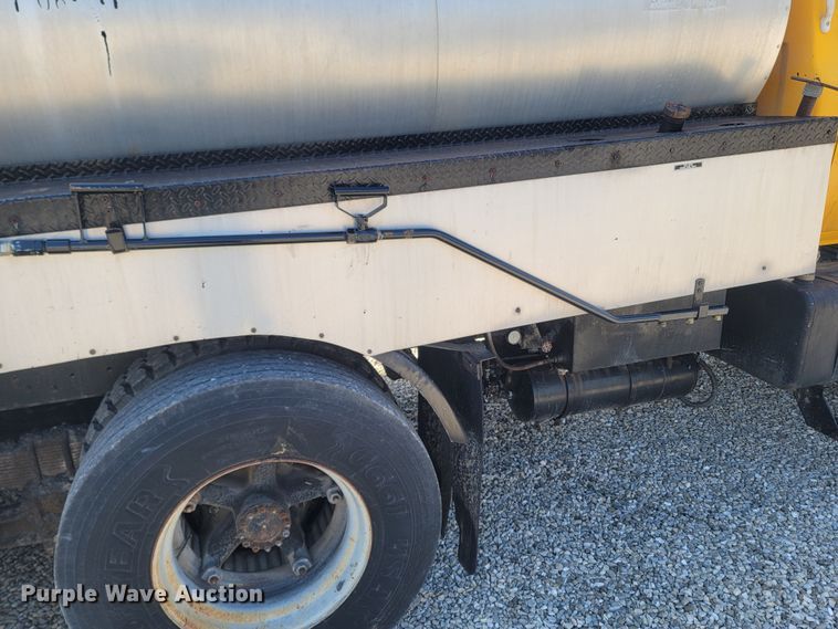 image for item MB9864 1989 Chevrolet Kodiak C70  oil distributor truck