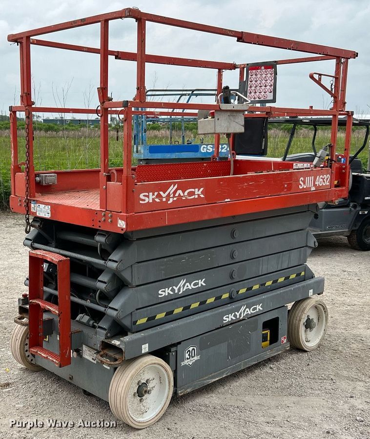 image for item MF9960 Skyjack SJ 4632  scissor lift