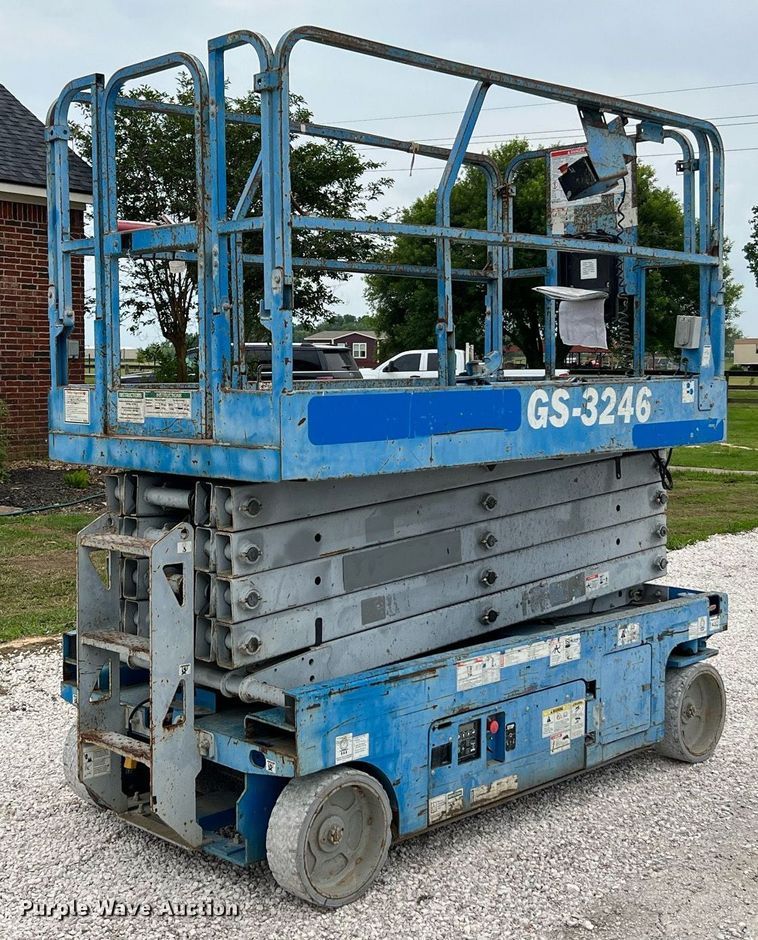 image for item MF9961 2014 Genie GS-3246  scissor lift