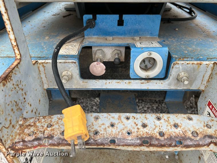 image for item MF9961 2014 Genie GS-3246  scissor lift