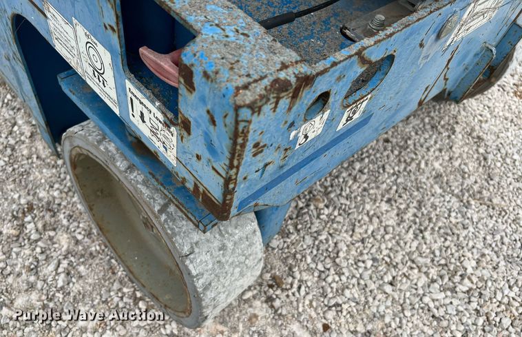 image for item MF9961 2014 Genie GS-3246  scissor lift