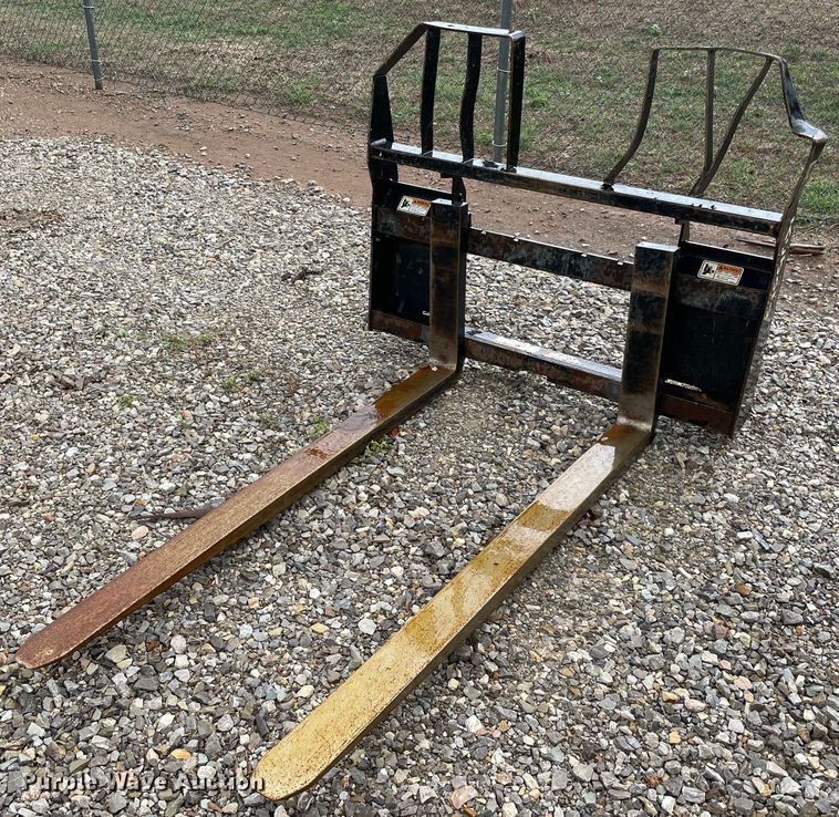 image for item MM9536 Kubota PFL5660  skid steer forks