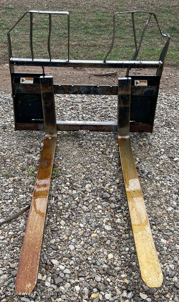 image for item MM9536 Kubota PFL5660  skid steer forks