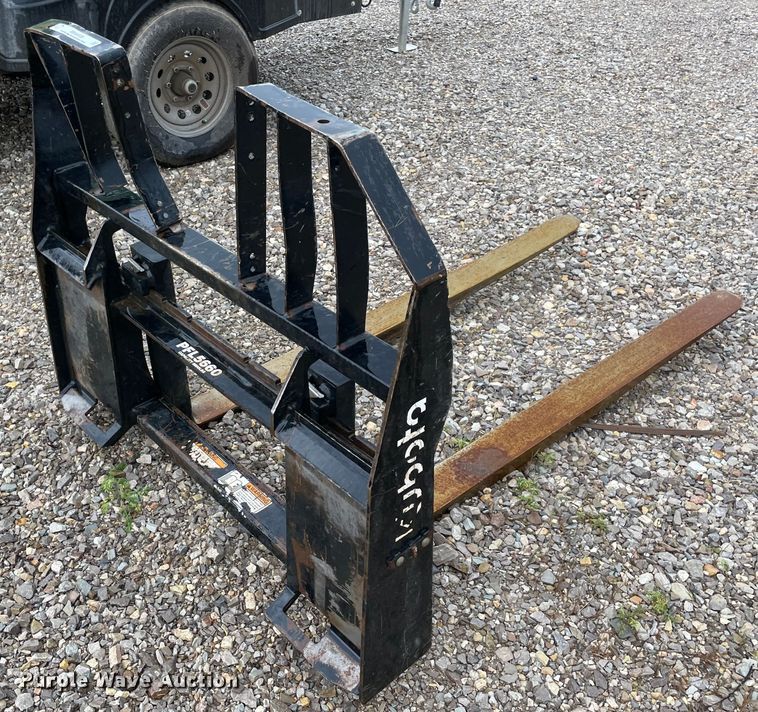 image for item MM9536 Kubota PFL5660  skid steer forks