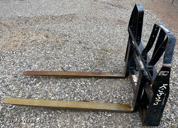 image for item MM9536 Kubota PFL5660  skid steer forks