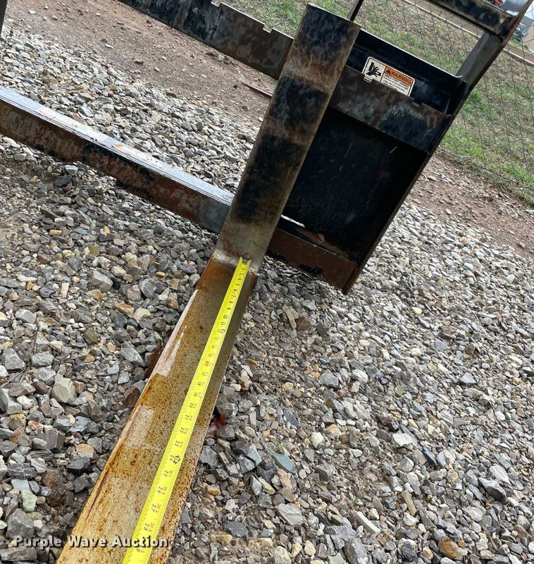 image for item MM9536 Kubota PFL5660  skid steer forks