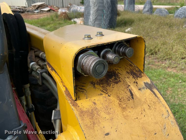 image for item MR9051 2014 Gehl V400  skid steer loader