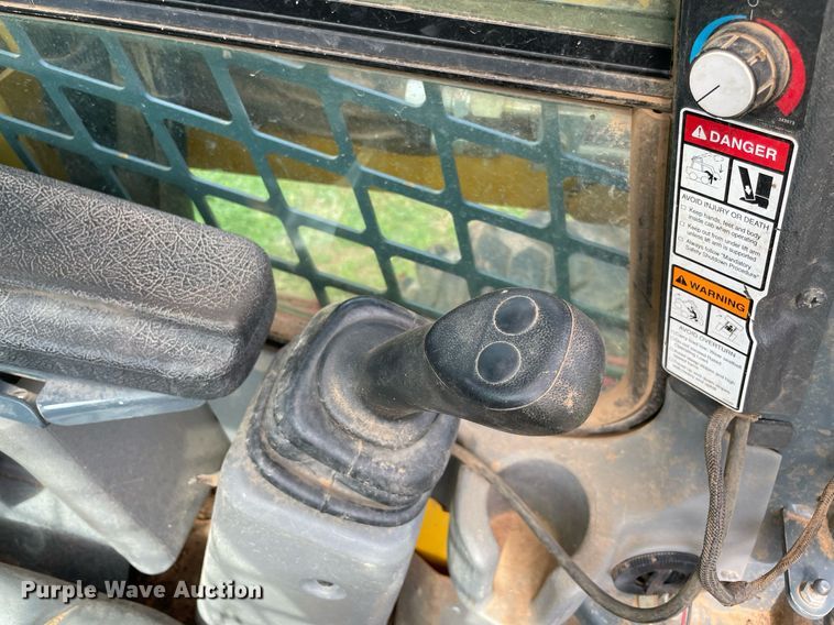 image for item MR9051 2014 Gehl V400  skid steer loader