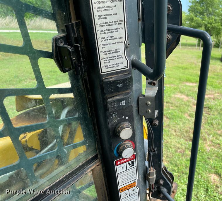 image for item MR9051 2014 Gehl V400  skid steer loader