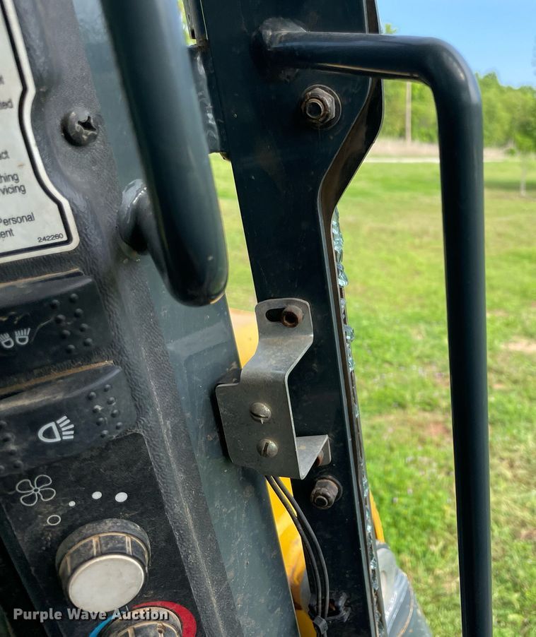 image for item MR9051 2014 Gehl V400  skid steer loader