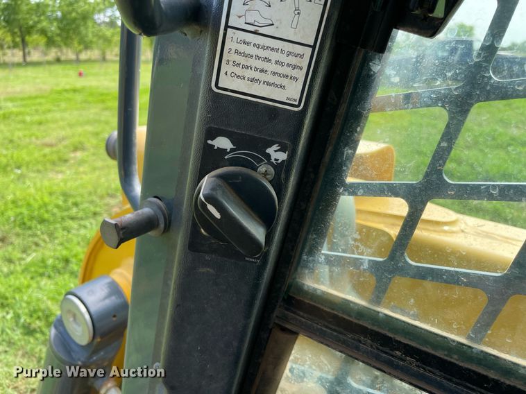 image for item MR9051 2014 Gehl V400  skid steer loader