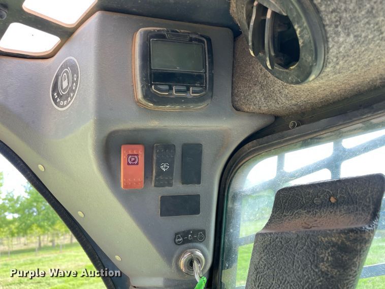 image for item MR9051 2014 Gehl V400  skid steer loader