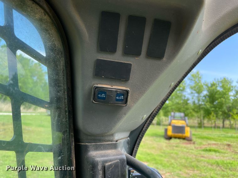 image for item MR9051 2014 Gehl V400  skid steer loader