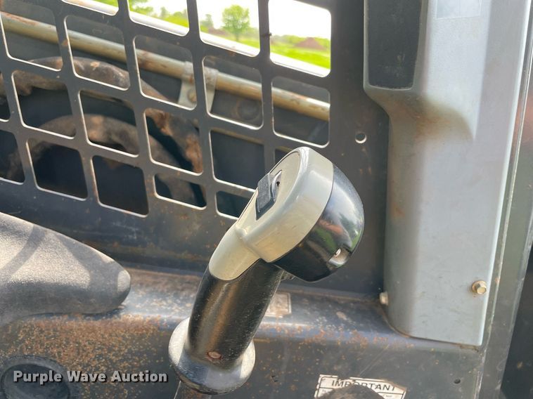 image for item MR9052 2010 New Holland L180  skid steer loader