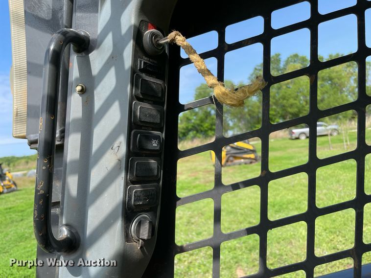 image for item MR9052 2010 New Holland L180  skid steer loader