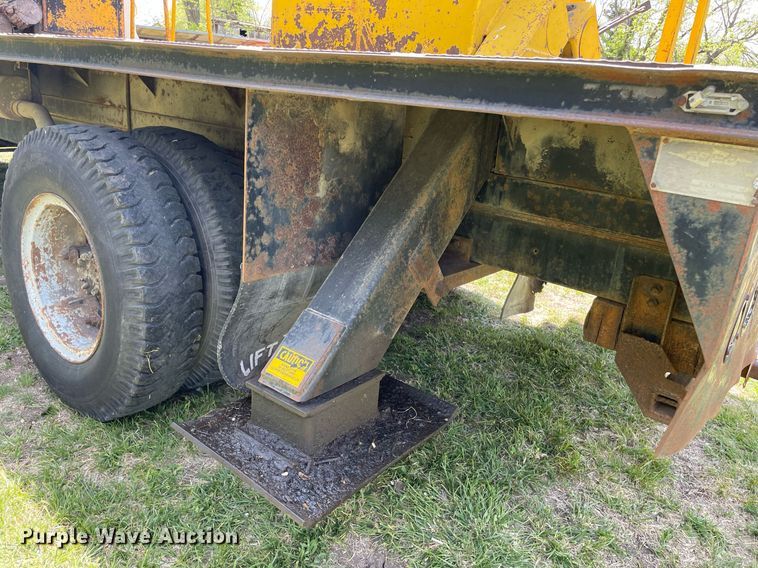image for item MS9753 1987 GMC C7000  bucket truck