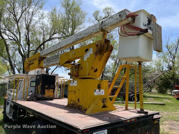 image for item MS9753 1987 GMC C7000  bucket truck