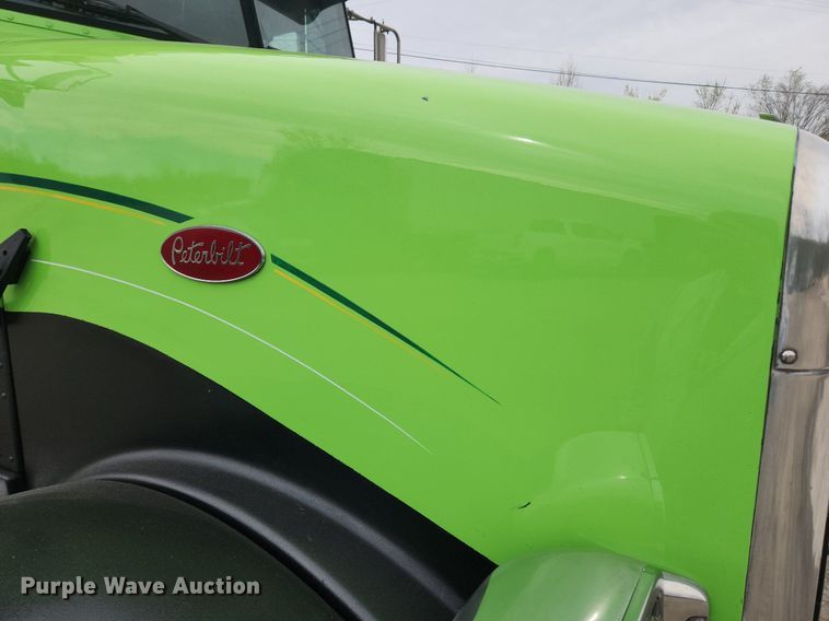 image for item MW9646 2004 Peterbilt 357  dump truck